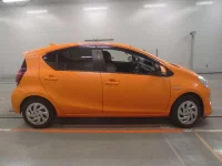 Toyota AQUA лот № 30068 оценка 4  с аукциона в Японии 2