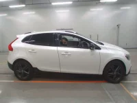 Volvo V40 лот № 38053 оценка 4  с аукциона в Японии 2