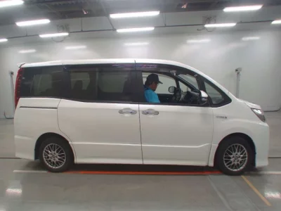 Toyota NOAH  с аукциона в Японии