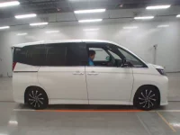 Toyota NOAH лот № 36105 оценка 5  с аукциона в Японии 2