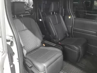 Toyota NOAH лот № 36105 оценка 5  с аукциона в Японии 9