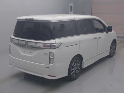 Nissan ELGRAND  с аукциона в Японии