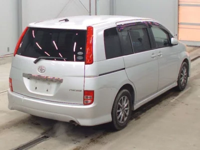 Toyota ISIS  с аукциона в Японии