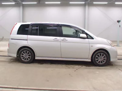 Toyota ISIS  с аукциона в Японии