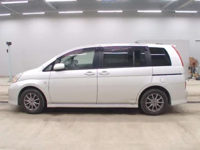 Toyota ISIS  с аукциона в Японии