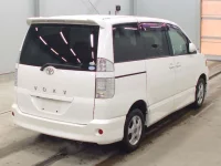 Toyota VOXY лот № 5561 оценка 4  с аукциона в Японии 1