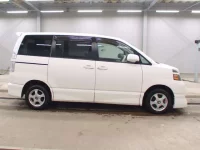 Toyota VOXY лот № 5561 оценка 4  с аукциона в Японии 2