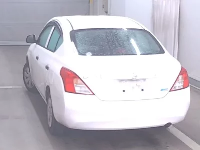 Nissan LATIO  с аукциона в Японии