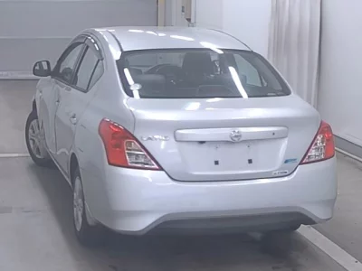 Nissan LATIO  с аукциона в Японии