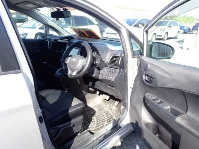 Toyota RACTIS  с аукциона в Японии