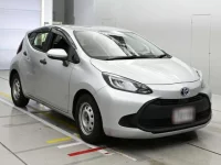 Toyota AQUA лот № 30230 оценка 4  с аукциона в Японии 4