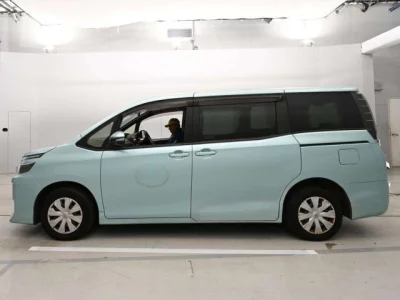 Toyota VOXY  с аукциона в Японии