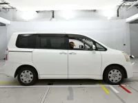 Toyota NOAH лот № 30597 оценка R  с аукциона в Японии 2