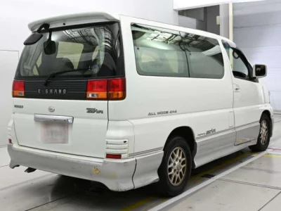 Nissan ELGRAND  с аукциона в Японии