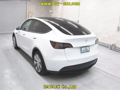 Tesla MODELY