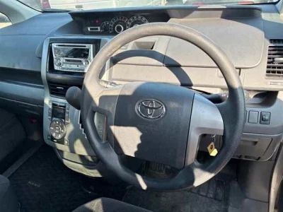 Toyota NOAH  с аукциона в Японии