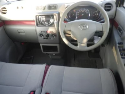 Toyota PIXIS SPACE  с аукциона в Японии