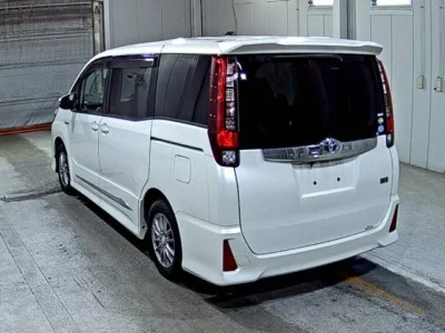 Toyota NOAH  с аукциона в Японии