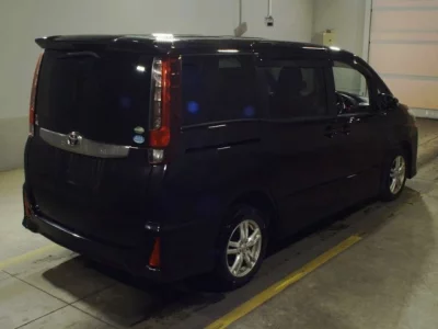 Toyota NOAH  с аукциона в Японии