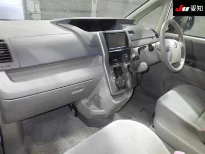 Toyota NOAH  с аукциона в Японии