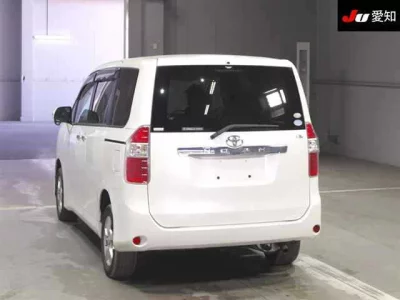 Toyota NOAH  с аукциона в Японии