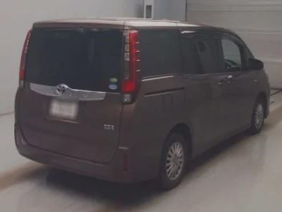 Toyota NOAH  с аукциона в Японии