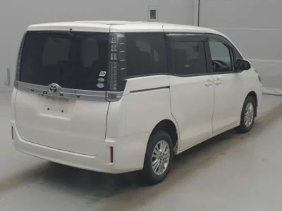 Toyota VOXY  с аукциона в Японии