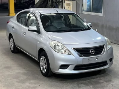 Nissan LATIO  с аукциона в Японии