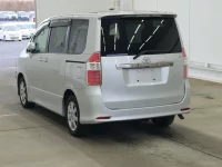 Toyota NOAH лот № 2272 оценка 3.5  с аукциона в Японии 1