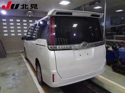 Toyota NOAH  с аукциона в Японии