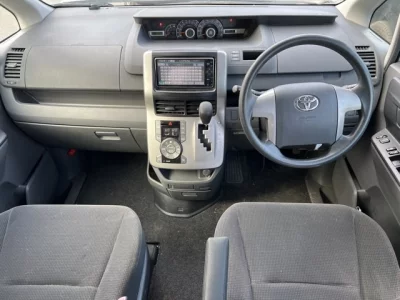 Toyota VOXY  с аукциона в Японии