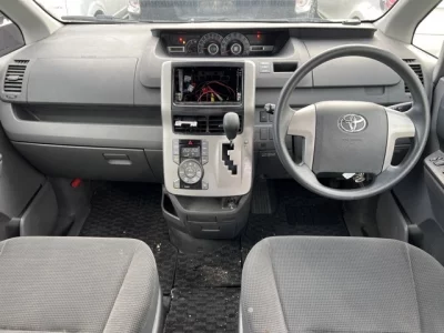Toyota VOXY  с аукциона в Японии