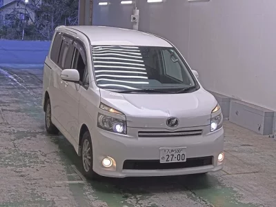 Toyota VOXY  с аукциона в Японии