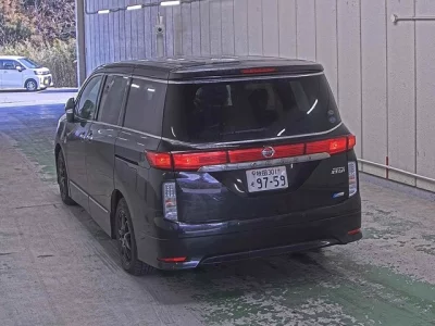 Nissan ELGRAND  с аукциона в Японии