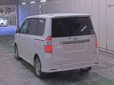 Toyota NOAH  с аукциона в Японии