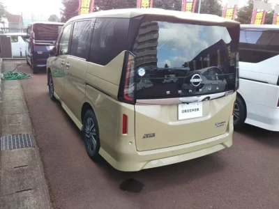Nissan SERENA  с аукциона в Японии