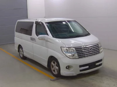Nissan ELGRAND  с аукциона в Японии
