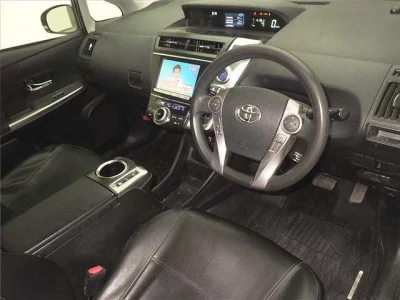 Toyota PRIUS ALPHA  с аукциона в Японии