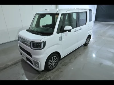 Toyota PIXIS MEGA  с аукциона в Японии
