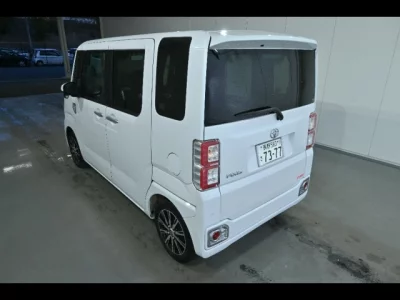 Toyota PIXIS MEGA  с аукциона в Японии