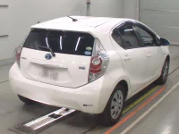 Toyota AQUA лот № 30034 оценка 4  с аукциона в Японии 1