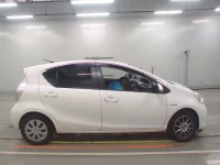 Toyota AQUA лот № 30034 оценка 4  с аукциона в Японии 2
