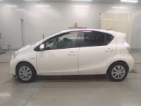 Toyota AQUA лот № 30034 оценка 4  с аукциона в Японии 3