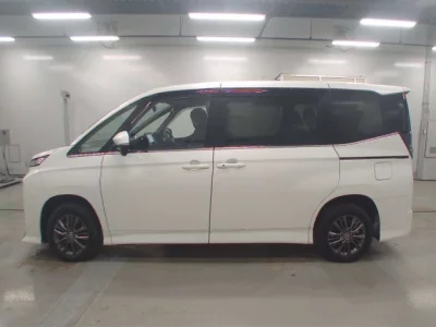 Toyota VOXY  с аукциона в Японии