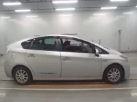 Toyota PRIUS PHV лот № 30316 оценка 3.5  с аукциона в Японии 2