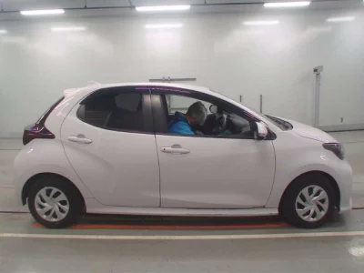 Toyota YARIS  с аукциона в Японии