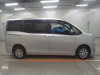 Toyota NOAH лот № 30476 оценка 3.5  с аукциона в Японии 2
