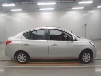 Nissan LATIO лот № 40092 оценка 3.5  с аукциона в Японии 2