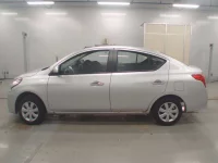 Nissan LATIO лот № 40092 оценка 3.5  с аукциона в Японии 3