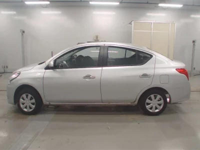 Nissan LATIO  с аукциона в Японии